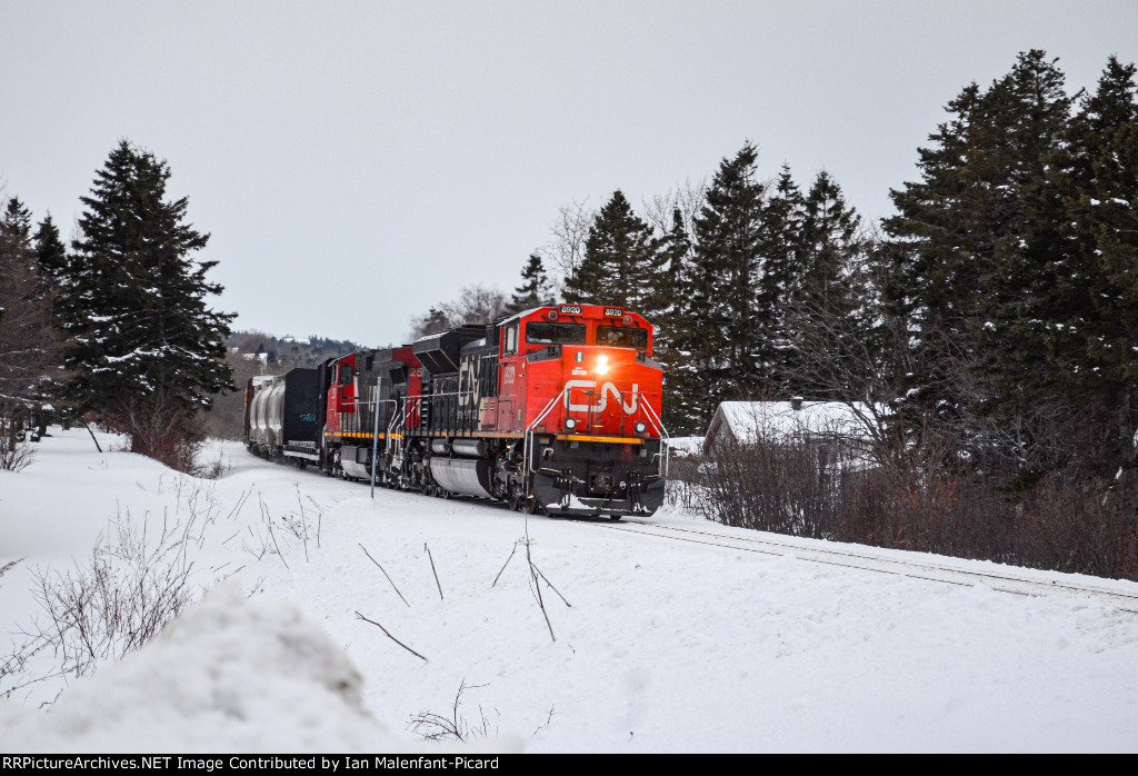 CN 8920 leads 402 at Rue du Rocher Blanc